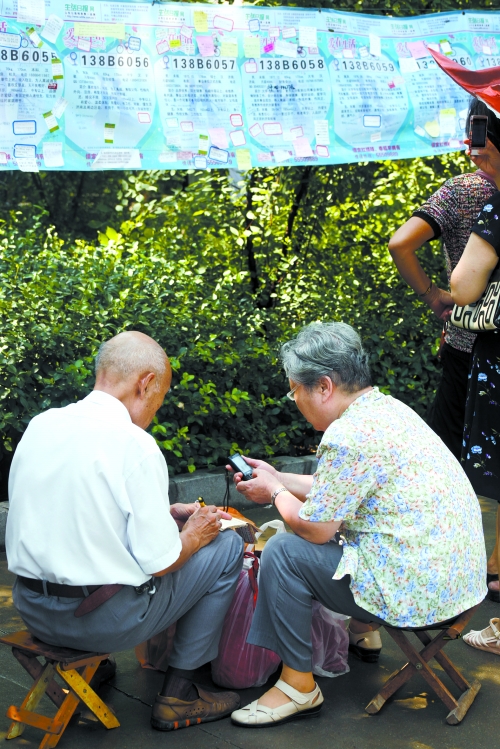 一对老人在相亲会上为孩子忙活(文图无关)