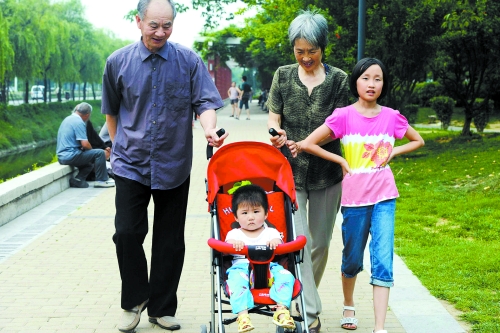 给孩子带孩子,不少老人视为“分内事”(文图无关)