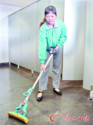 热心助人的机场保洁员范娟在工作。