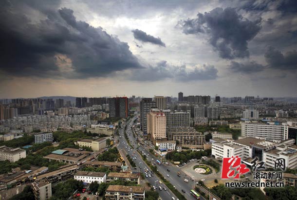 (8月14日下午,长沙市韶山路,天空云层聚集.图/滚动新闻记者赵赫廷)