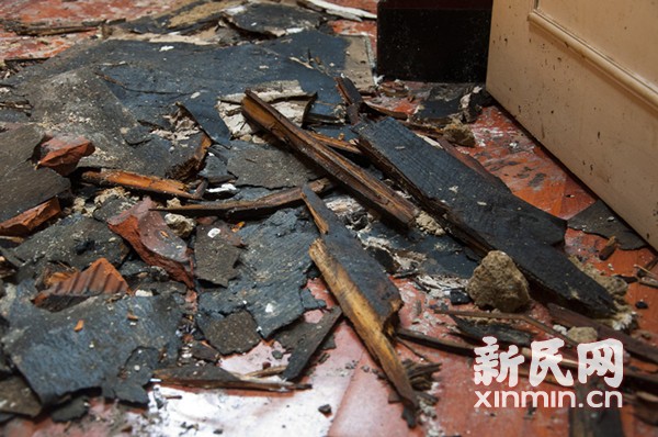 图说:地上一片狼藉,只是废墟。许捷 摄