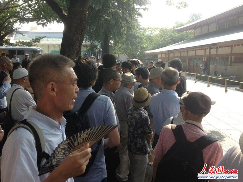 当地时间8月15日早晨，靖国神社现场有右翼分子对疑似韩国记者进行言语攻击。（摄影：赵松）