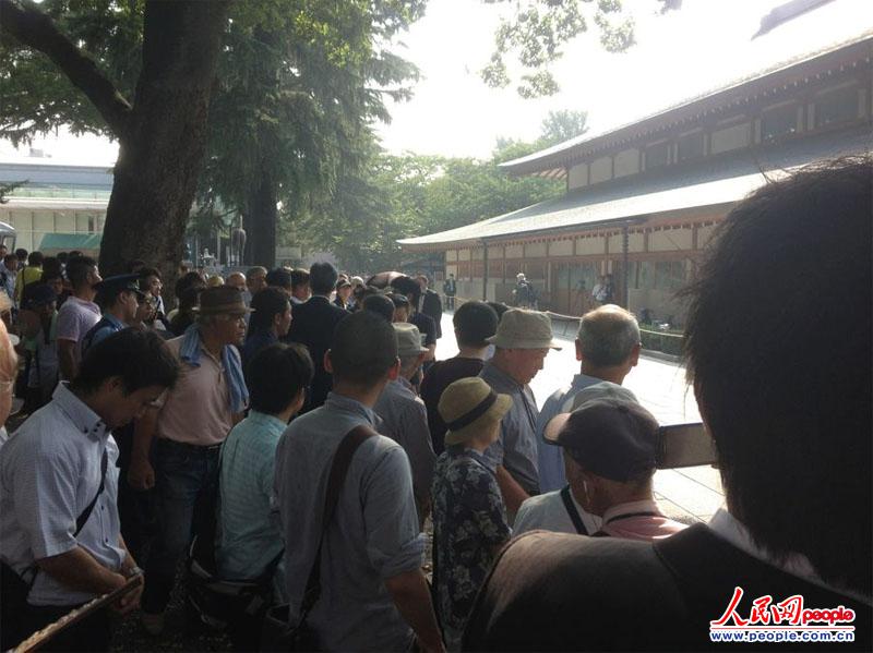 当地时间8月15日早晨，靖国神社现场有右翼分子对疑似韩国记者进行言语攻击。（摄影：赵松）2