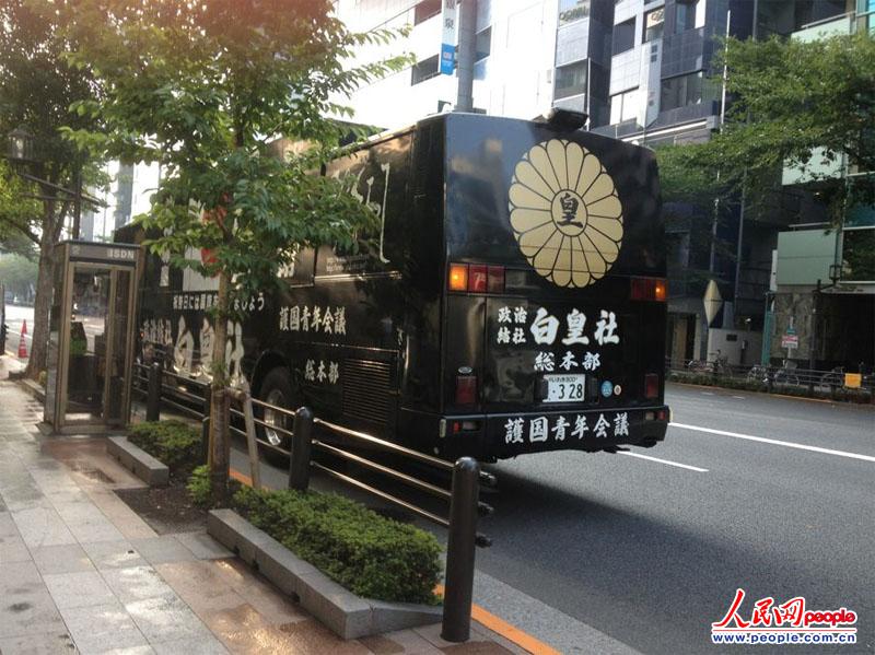 靖国神社外的右翼团体车辆早间的靖国神社（摄影：赵松）