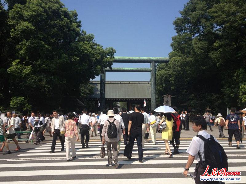 15日大量日民众团体扎堆靖国神社（摄影：赵松）