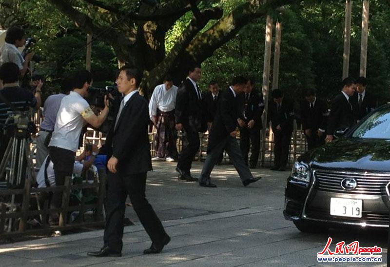 日本内阁总务大臣新藤义孝参拜靖国神社。（摄影：赵松）