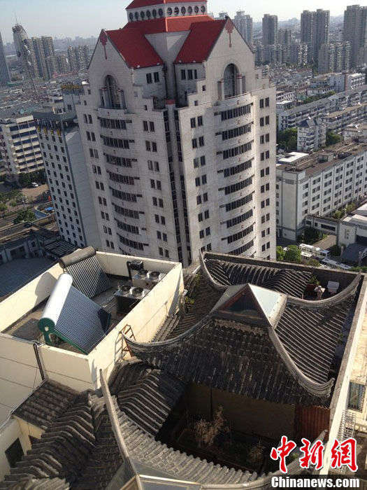苏州高楼楼顶现“园林式别墅” 飞檐翘角似拙政园