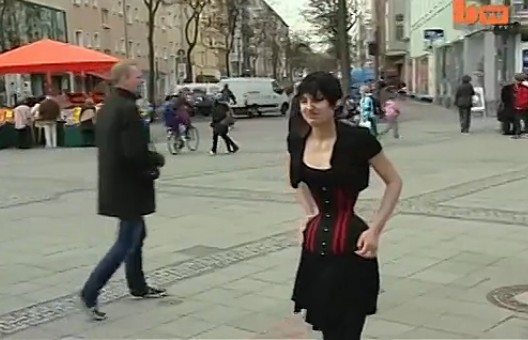 [<em>视频</em>]德国蜂腰<em>女孩</em>腰围仅40厘米