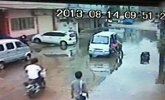 [视频]监控拍下男子当街强行拖女子上车开走 路