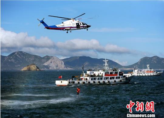 华东地区最大规模的商渔船碰撞海陆空立体救助演练在浙江舟山岱山举行。 华志波 摄