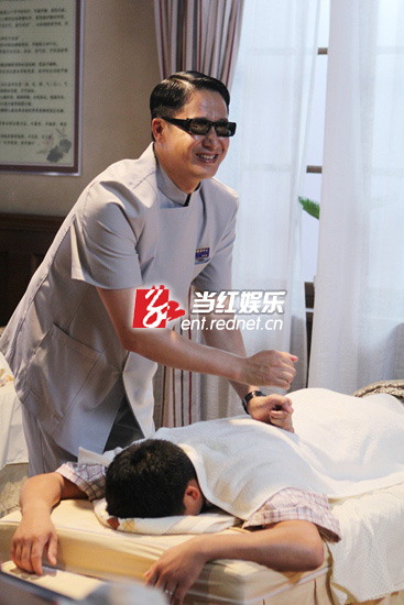 张国强体验盲人按摩师