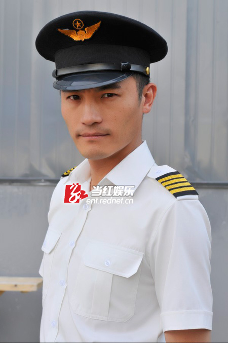 耿乐上演“制服诱惑”