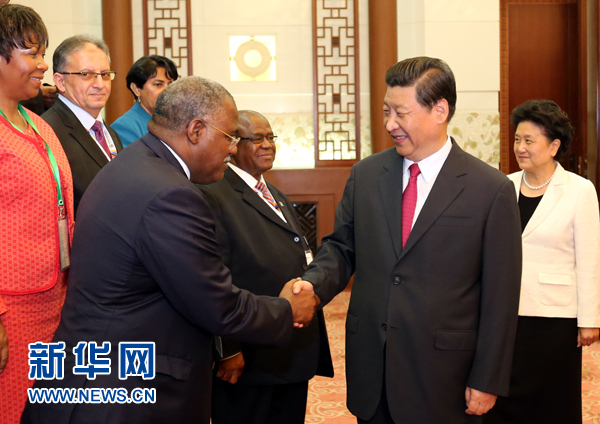 8月16日，国家主席习近平在北京人民大会堂会见出席中非部长级卫生合作发展会议的代表。 新华社记者 丁林 摄
