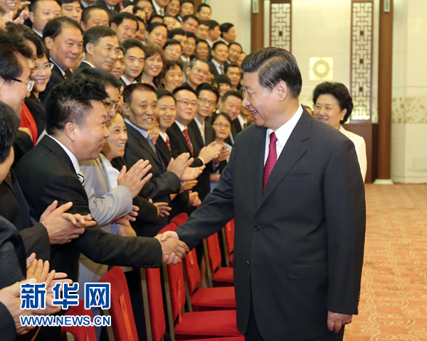   8月16日，中共中央总书记、国家主席、中央军委主席习近平在北京人民大会堂会见全国援外医疗工作先进集体和先进个人代表。　　新华社记者 丁林 摄