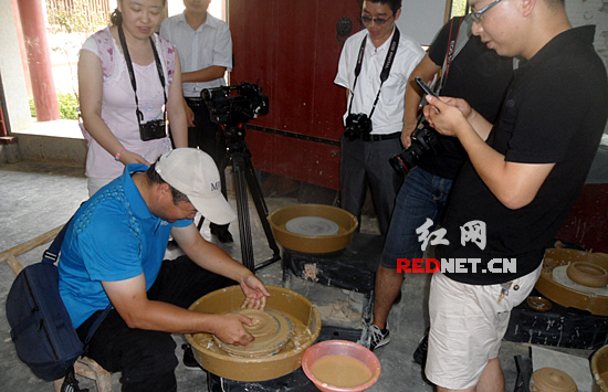 台湾媒体记者在铜官窑制陶体验。