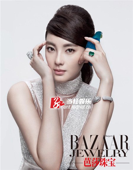 张雨绮精致妆容玉手托腮