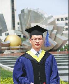 谢先念的毕业照片。