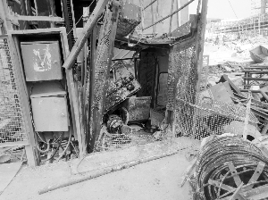 从高空坠下的电梯已严重变形