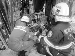 消防官兵在处理事故现场 消防供图