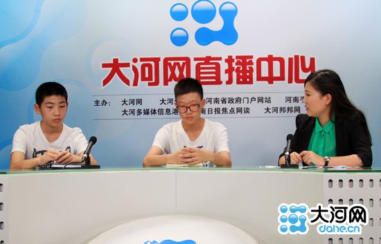 8月16日,袁泉和袁昊在大河网接受访谈,介绍回乡10天的感受时,“卫生差老停电”成了他们贴给父母家乡的标签。