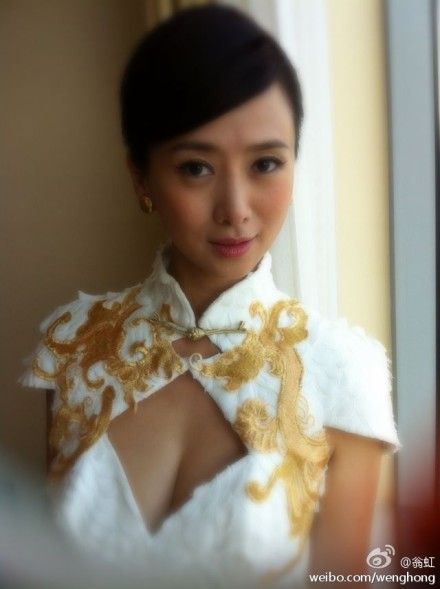 翁虹穿改良<em>旗袍</em>再秀巨乳 <em>性感</em>破表(图)_娱乐频