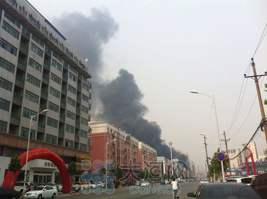 快讯：郑州宏达国际车业广场发生火灾
