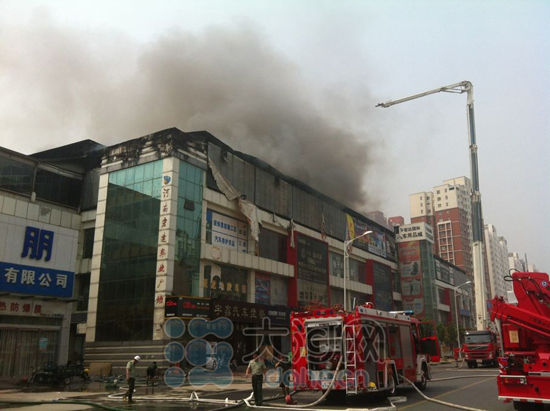 快讯：郑州宏达国际车业广场发生火灾