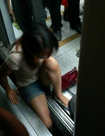女子小腿卡地铁站台缝隙20分钟被解救(图)