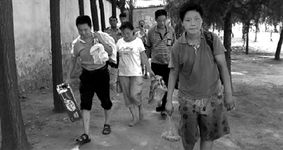 宗英丽（右一）被父亲接回林州老家