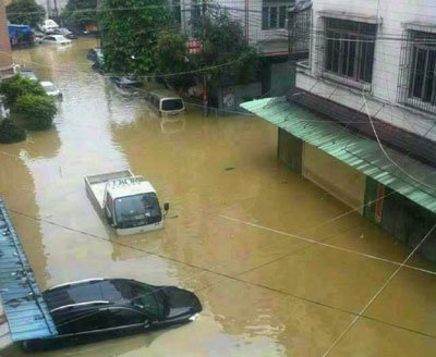 8月18日，昨晚一场特大暴雨，汕头潮南区一夜之间变身“泽国”，不少人被困家中，等待支援。