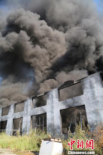 山东一保温材料生产加工车间起火 无人员伤亡(图)