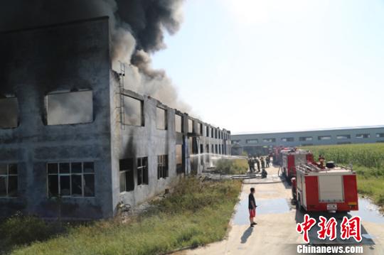 山东一保温材料生产加工车间起火 无人员伤亡(图)
