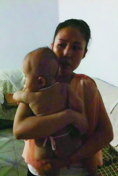 母亲抱着受害婴儿在家中休养