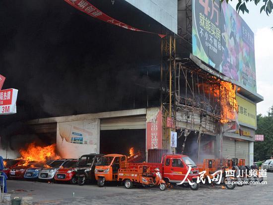 火灾现场(王川 摄)