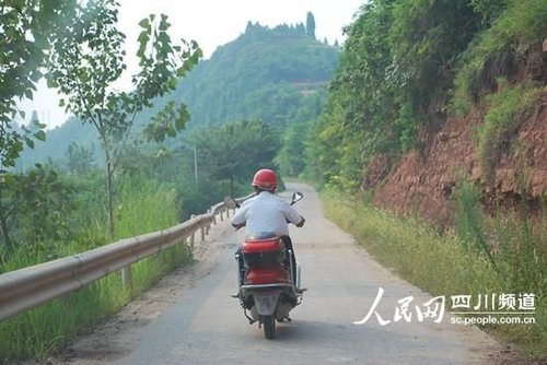 通往“天马”雕塑的乡村公路十分狭窄（记者郭洪兴 摄）