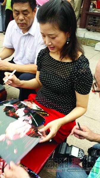 宋祖英参加黄永玉90岁生日庆典。图/记者向群