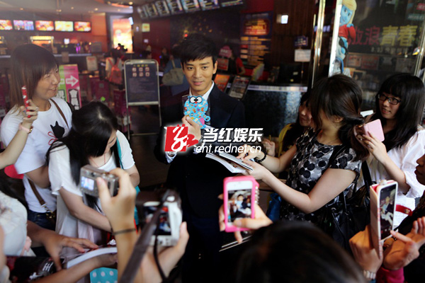 活动后晓东专程下楼与为粉丝签名、交流