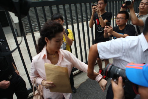 今日(8月20日)12时，李某某涉嫌轮奸案第二次庭前会议结束，五名被告人均未参加，只有被告家属和律师出席。