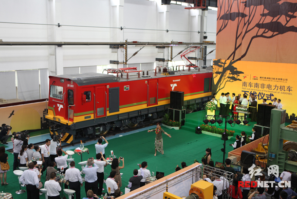 8月20日，我国首台出口非洲南非的交流传动货运电力机车，在中国南车株洲电力机车有限公司（简称中国南车株机公司）成功下线。