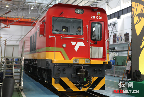 该型电力机车为双流制四轴交流传动货运电力机车，功率为3000千瓦，最高时速100公里。