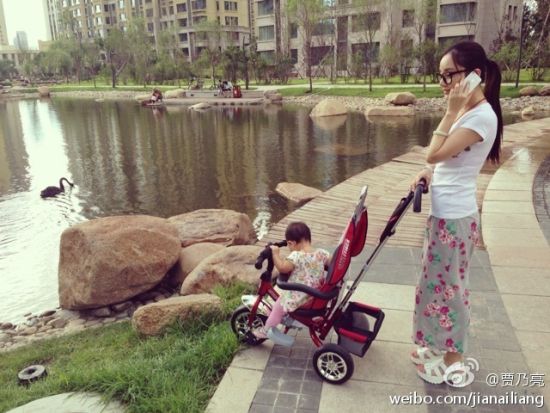 李小璐与女儿逛公园