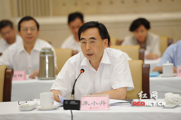 广东省委副书记、省长朱小丹出席，并介绍了广东省经济社会发展情况。