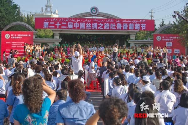 8月20日上午，第二十二届中国丝绸之路吐鲁番葡萄节隆重举行开幕式。