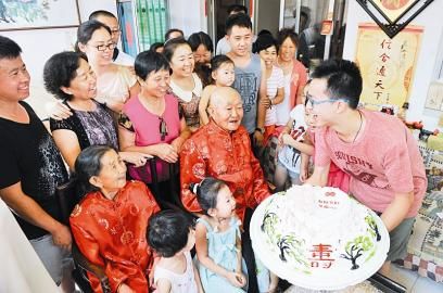 老两口结婚70年白金婚 80多名子孙齐聚同贺