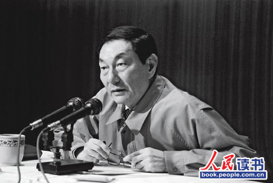 　1990年10月17日，朱镕基在中共上海市委、市政府召开的加强廉政建设、纠正行业不正之风动员大会上讲话。