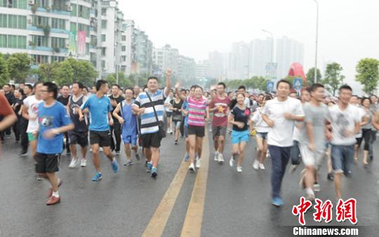 广安区东门口码头上的滨江大道，万人健身跑。 廖小兵 摄