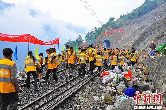 内昆铁路因山体滑坡中断17天 现已恢复通车