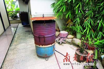 小佛堂后摆放着两个焚烧炉。