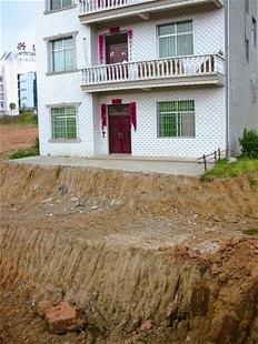 阳新一民房被挖成孤岛 开发商称屋主开价250万