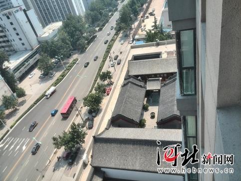 位于石家庄市红旗大街和槐安路交口建行楼顶的四合院